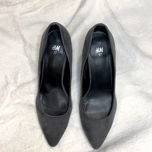 H&M suede gray pumps
